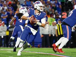 Josh Allen lanzó dos pases de anotación y corrió para otro. AFP