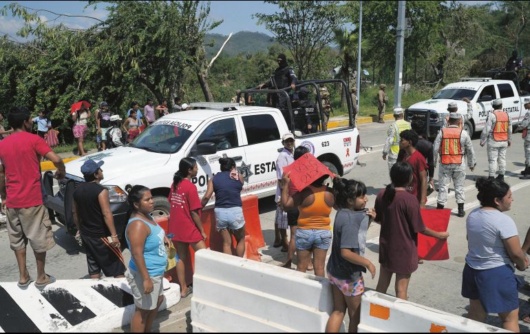 Debido a la emergencia y a las protestas por ayuda se instalaron retenes de la Guardia Nacional y la Policía local en las calles para mantener el orden. AP