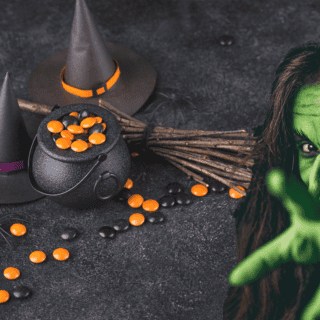 ¿Por qué las brujas son distinguidas por usar sombreros y escobas?