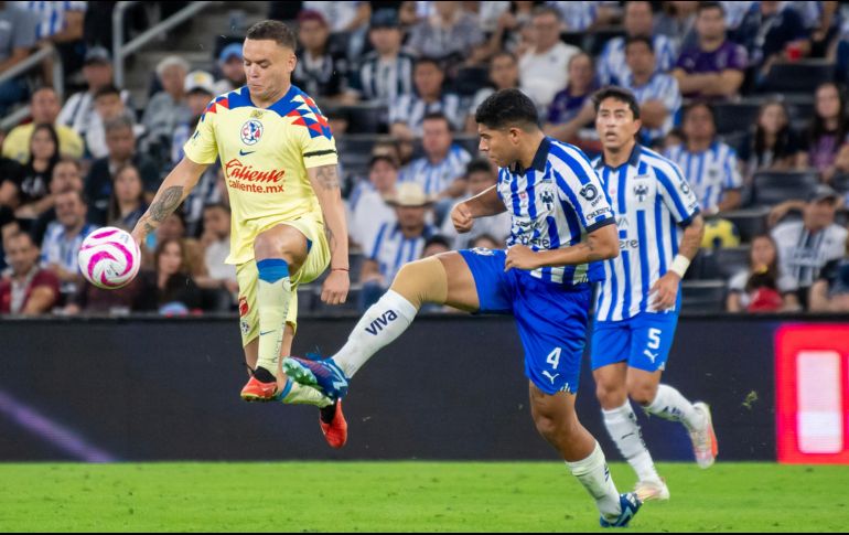 Jonathan Rodríguez anotó a los minutos 2 y 21 en la victoria del América, que se afianza en la punta de la Liga MX. EFE/M. Sierra