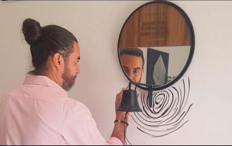 Álvaro Cuevas es captado en el momento en que terminaba de pintar el mural con causa en Onkimia. CORTESÍA