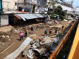 Se detalla que hay cinco refugios temporales con 278 personas en Acapulco y siete refugios temporales con mil 342 personas en Coyuca de Benítez, y que se atienden ocho planteles afectados por el fenómeno meteorológico. EFE / D. Guzmán
