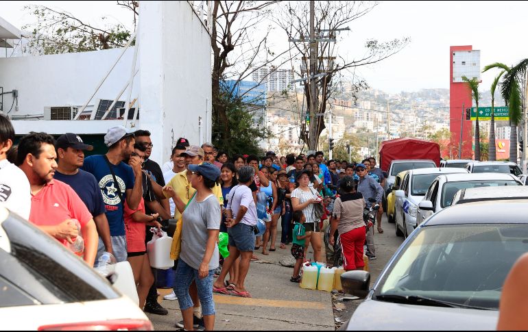 El líder del partido guinda informó que Morena cuenta con tres centros de acopio, desde los cuales ya se entregaron dos toneladas de apoyos a la Marina para las y los afectados. EFE / D. Guzmán
