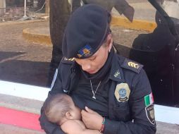 Una integrante del grupo Fuerza de Tarea - Zorros de la SSC de la Ciudad de México amamantó al niño. ESPECIAL