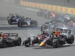 Sergio Pérez (#11) tuvo una gran salida en el Hermanos Rodríguez; sin embargo, en cuanto se acercó a la primera curva no contó con el espacio suficiente para superar a Charles Leclerc. EFE