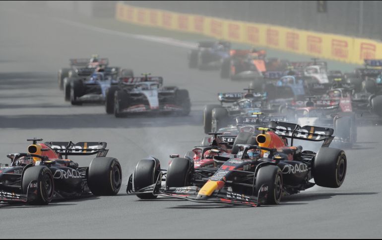 Sergio Pérez (#11) tuvo una gran salida en el Hermanos Rodríguez; sin embargo, en cuanto se acercó a la primera curva no contó con el espacio suficiente para superar a Charles Leclerc. EFE