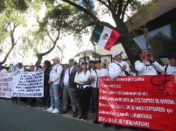 Trabajadores reanudaron este lunes actividades y dejaron las pancartas en la fachada de la sede en San Lázaro contra de la desaparición de 13 de los 14 fideicomisos. SUN / ARCHIVO