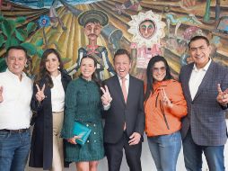 Lemus recibió el apoyo de diferentes actores de MC. De izquierda a derecha: Manuel Romo, dirigente de MC en Jalisco, la senadora Verónica Delgadillo, la diputada Mirza Flores, la alcaldesa de Tlaquepaque, Citlalli Amaya, y el presidente de Tlajomulco, Salvador Zamora.