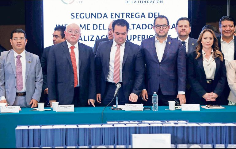 David Colmenares (corbata roja), auditor superior de la federación, asistió a la Cámara de Diputados para entregar el informe de resultado de la fiscalización superior de la Cuenta Pública 2022 a integrantes de la Comisión de Vigilancia de la ASF. EL UNIVERSAL