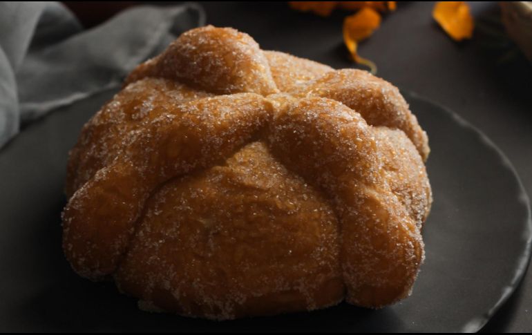 Con el paso del tiempo nuevas recetas de pan de muerto han llegado a nuestra gastronomía, pues ahora lo encuentras relleno de otros ingredientes como chocolate, cajeta y hasta con helado. Unsplash / Fernanda Martinez