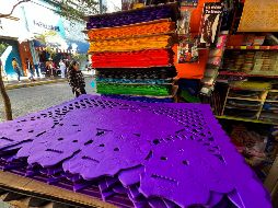 Los papeles picados se distinguen por sus colores vivos y las siluetas que se les realizan mediante cortes geométricos. EL INFORMADOR / ARCHIVO