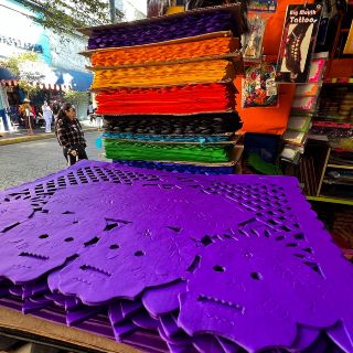 Este es el significado de los colores del papel picado del Día de Muertos