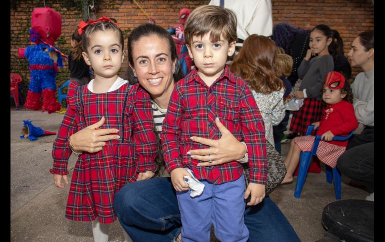 Fernanda y Luis Velarde con Tatiana Sánchez. GENTE BIEN JALISCO/ Christian Pérez