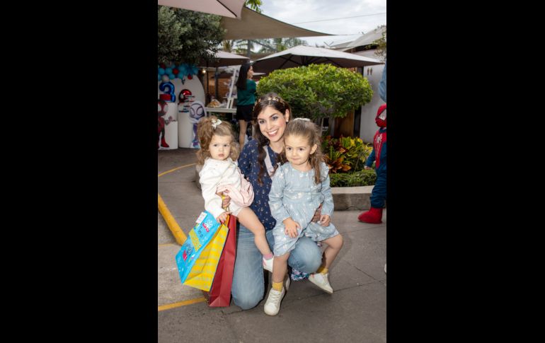 Mónica Gutiérrez con Sara e isabel Larsen. GENTE BIEN JALISCO/ Christian Pérez