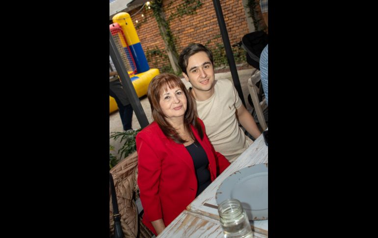 Mónica Gutiérrez con Sara e isabel Larsen Leticia Castellanos y Mauricio González. GENTE BIEN JALISCO/ Christian Pérez