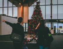 Si deseas viajar en temporada navideña, te decimos cuándo es el mejor momento para comprar tu boletos de avión. Pexels.