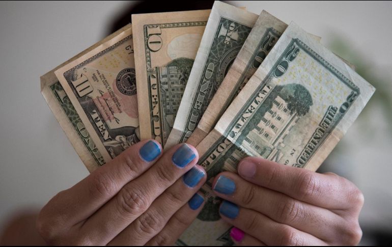 Según un reporte del medio Bloomberg, el dólar comenzó la jornada de hoy por debajo de los 18 pesos. EFE / ARCHIVO