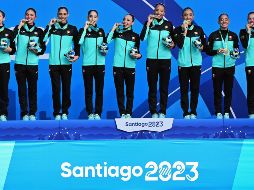 Selección mexicana de natación artística, en lo alto del podio en Santiago 2023. AFP / P. Vera