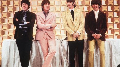 Foto tomada el 29 de junio de 1966 en la cual se muestra a los miembros de The Beatles, (de izquierda a derecha) Paul McCartney, John Lennon, Ringo Starr y George Harrison ofreciendo una conferencia de prensa en Tokio. AFP