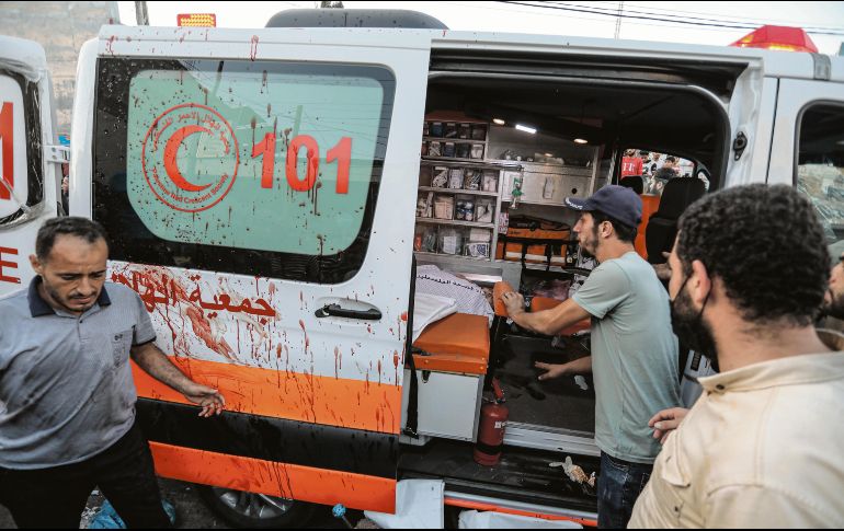 Un avión de combate israelí atacó a una ambulancia en una puerta del Complejo Médico Shifa, en la Ciudad de Gaza. XINHUA