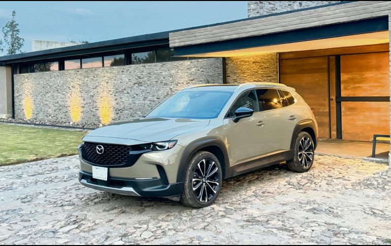 Mazda CX-50. Los arcos de las ruedas ayudan a mantener en buen estado a la camioneta cuando se use fuera del asfalto. CORTESÍA