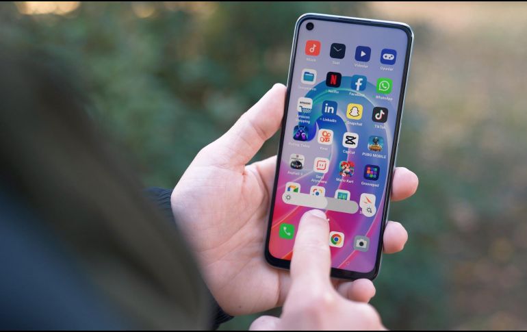 La recomendación es solo descargar apps de la tienda oficial, revisar los comentarios, analizar los permisos, estar alerta ante un comportamiento extraño en el celular. ESPECIAL / Foto de Onur Binay en Unsplash