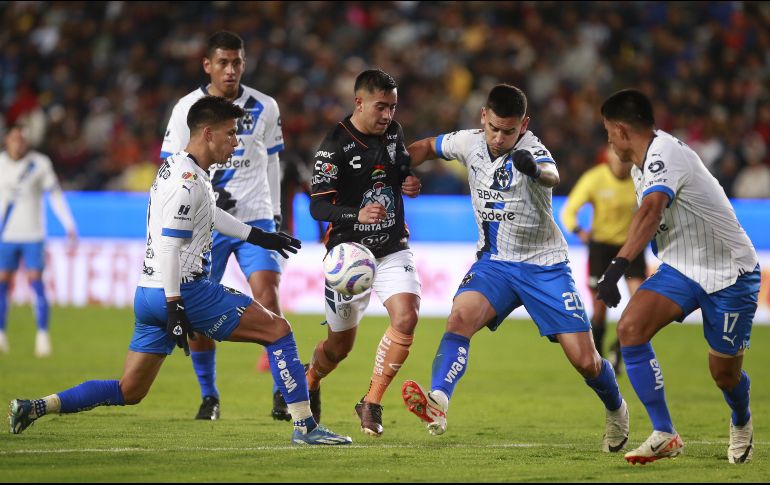 Los Rayados ya tienen en lugar asegurado en la liguilla, en tanto los Tuzos todavía luchan por un lugar en el play-in. EFE/D. Martínez