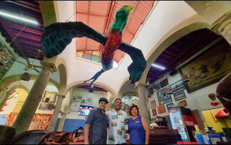 De izquierda a derecha: David Vidaurri, Sajid Cervantes y María Luisa Partida posan con el alebrije. EL INFORMADOR/E. Esparza