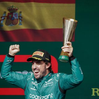 “Checo” Pérez y Fernando Alonso se abrazan tras su duelo en el GP de Brasil (VIDEO)