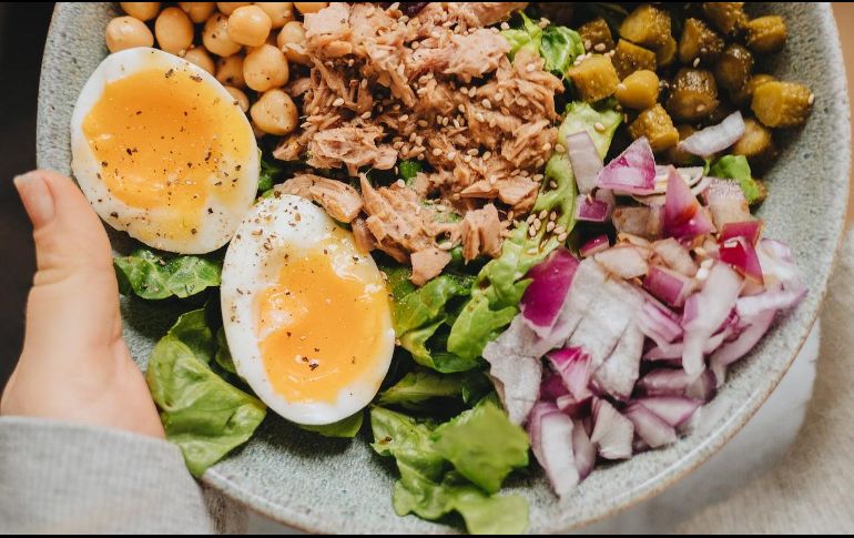 Algunos alimentos pueden elevar los niveles de glucosa en la sangre, por lo que es crucial saber cuáles pueden ayudarte a controlar esos picos. Unsplash.