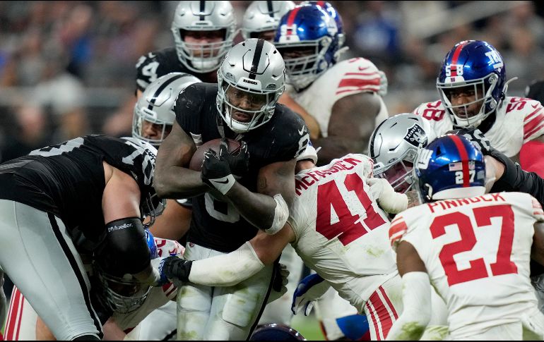 Los Raiders tuvieron debut de head coach en partido contra Giants. AP/ J. Locher.