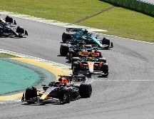 Fernando Alonso y Sergio “Checo” Pérez protagonizaron uno de los momentos más memorables de la Temporada 2023. EFE/ S. Moreira.