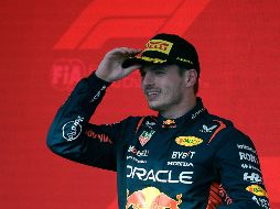 Verstappen reveló que a bordo de su RB19, echaba un ojo a las pantallas de la pista para ver el duelo entre Checo Pérez y Fernando Alonso. AFP / D. Magno