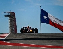 De acuerdo con la información que la escudería presentó ante la FIA, Checo Pérez habría incurrido en múltiples ocasiones en una falta por pasar los límites de pista y estos, de acuerdo con Haas, quedaron impunes. AFP / ARCHIVO