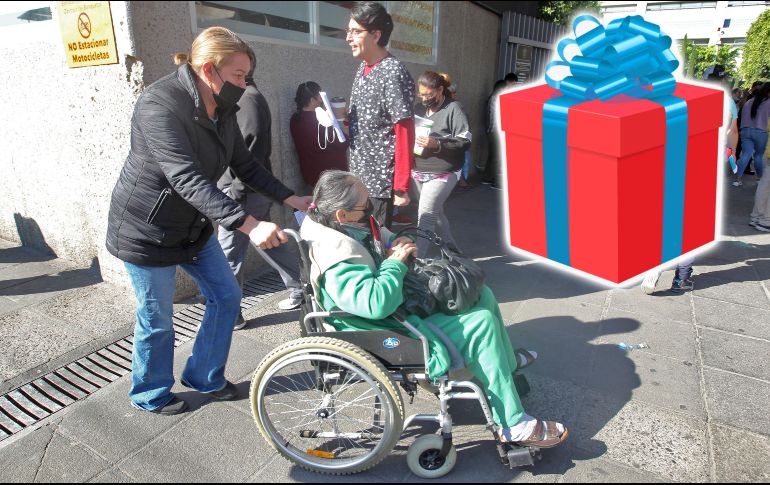 La persona cuidadora es aquella que se encarga de la persona mayor, apoyándola en la realización de actividades que le cuesta trabajo o que no puede realizar por sí sola. EL INFORMADOR / ARCHIVO