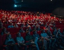Disfruta de tu película esperada en tu sala de cine favorita. ESPECIAL/Photo by Krists Luhaers on Unsplash.