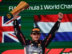 El interés de Verstappen por el duelo de su compañero lo puso en riesgo. EFE/ I. Fontana.