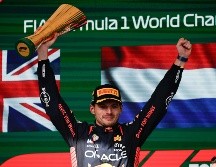 El interés de Verstappen por el duelo de su compañero lo puso en riesgo. EFE/ I. Fontana.