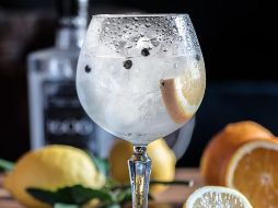 Una vez abordando el avión, lo mejor que puedes hacer es relajarte y lo mejor es hacerlo tomando una deliciosa bebida. unsplash