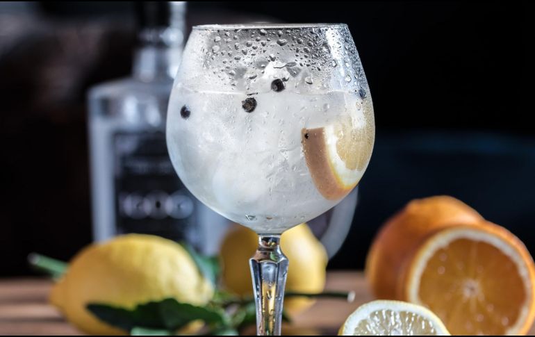 Una vez abordando el avión, lo mejor que puedes hacer es relajarte y lo mejor es hacerlo tomando una deliciosa bebida. unsplash