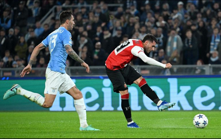 Santiago Giménez se nombró a sí mismo como el culpable de la derrota. EFE/ E. FERRARI.