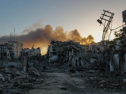 El humo se eleva tras los ataques aéreos israelíes en el norte de la Franja de Gaza, el 7 de noviembre de 2023. Más de 10 mil 300 palestinos, de los cuales dos terceras partes eran mujeres y niños, han muerto en la ofensiva. EFE/M. Saber