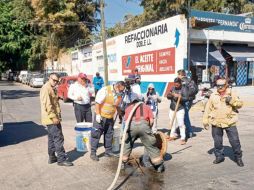 Trabajadores del SIAPA y de Protección Civil llevaron a cabo labores de revisión en diversos puntos para descartar riesgos para la ciudadanía. ESPECIAL