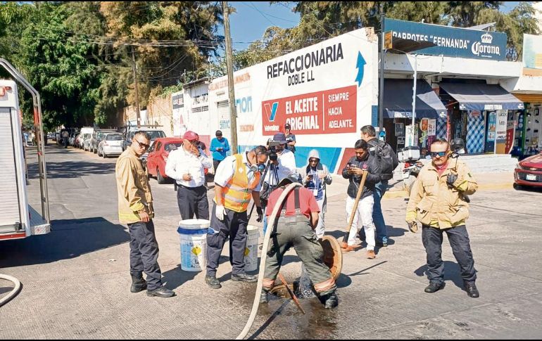 Trabajadores del SIAPA y de Protección Civil llevaron a cabo labores de revisión en diversos puntos para descartar riesgos para la ciudadanía. ESPECIAL