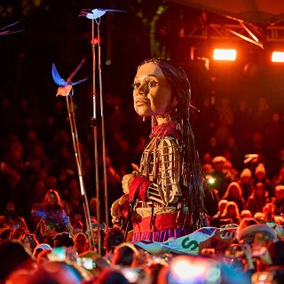 La pequeña Amal alista su encuentro con los tapatíos