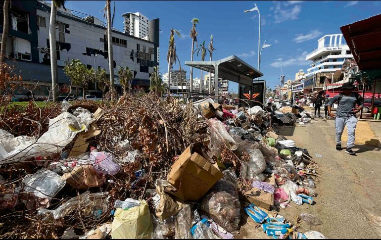Todavía hay montañas de basura y escombro a lo largo del puerto. EL UNIVERSAL