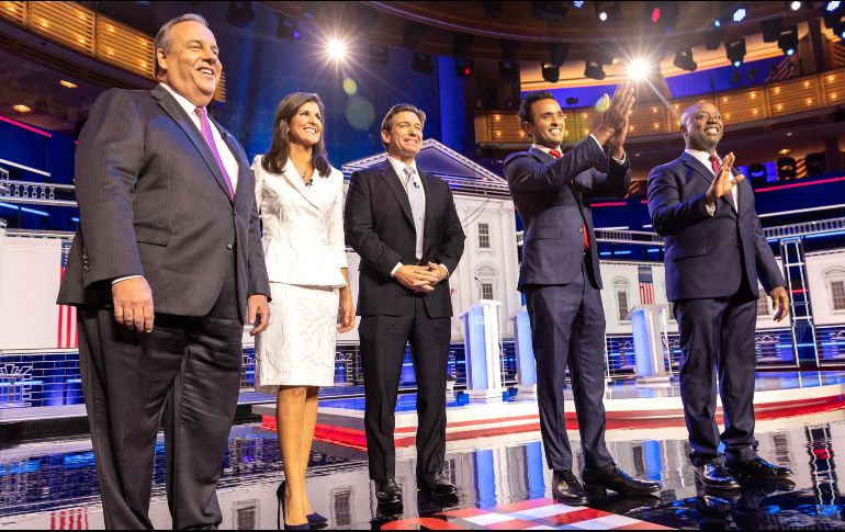 Chris Christie, Nikki Haley, Ron DeSantis, Vivek Ramaswamy y Tim Scott posan antes del debate. El puntero en las preferencias, Donald Trump, no ha participado en los careos. EFE/C. Herrera