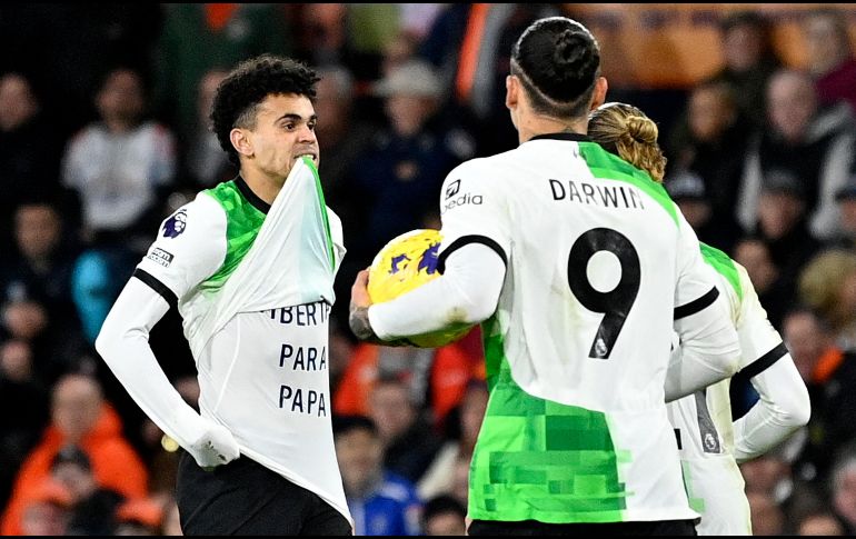 Luis Díaz pedía en una camiseta la liberación de su padre, secuestrado por el ELN. AFP