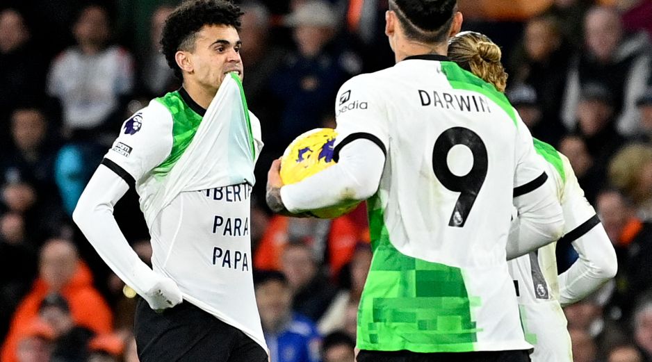 Luis Díaz pedía en una camiseta la liberación de su padre, secuestrado por el ELN. AFP