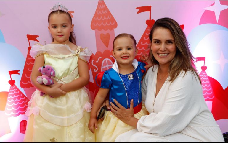 Mila y Emma Stanulla con Andrea González. GENTE BIEN JALISCO/ Claudio Jimeno